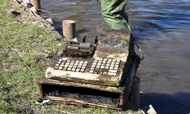 Do Czarnej Hańczy wrzucamy praktycznie wszystko