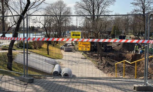 zamknięcie przejścia w pobliżu OSiR-u po schodkach na tereny zalewowe