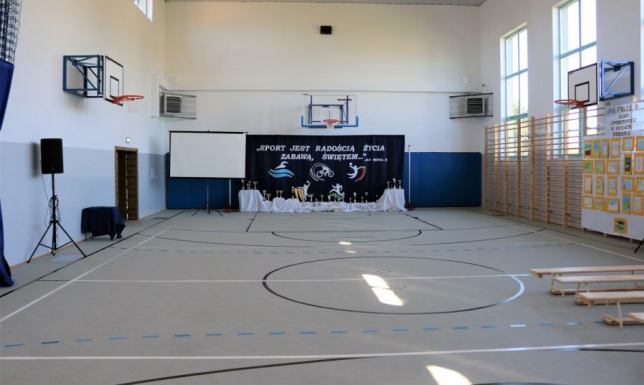 Hala w Szkole Podstawowej im. Jana Pawła II w Żarnowie w gminie Augustów