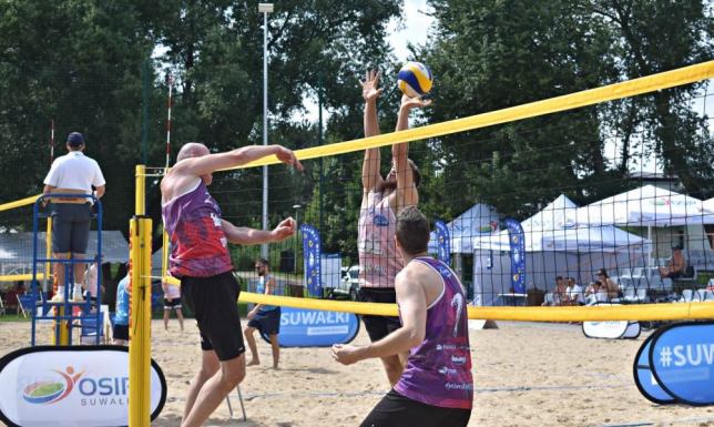 na piasku zmagać się będą 24 pary z Polski i Litwy