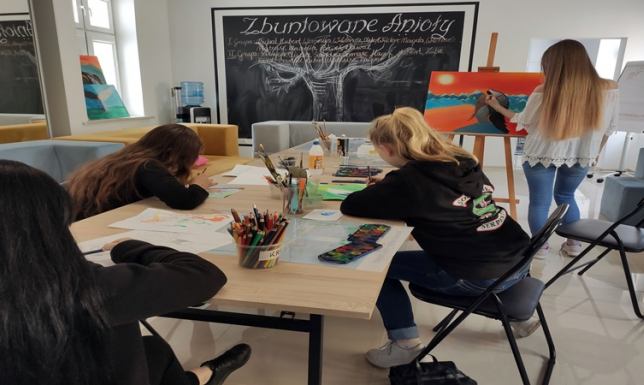 Młodzież powraca do zajęć edukacyjnych