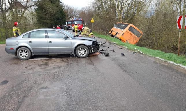 zderzenie samochodu osobowego z autobusem w miejscowości Kaletnik