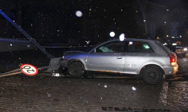 pijany kierowca uderzył w latarnię oświetleniową na Hamerszmita w Suwałkach