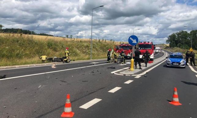 Zderzenie osobówki z motocyklistą Wypadek na skrzyżowaniu obwodnicy Olecka