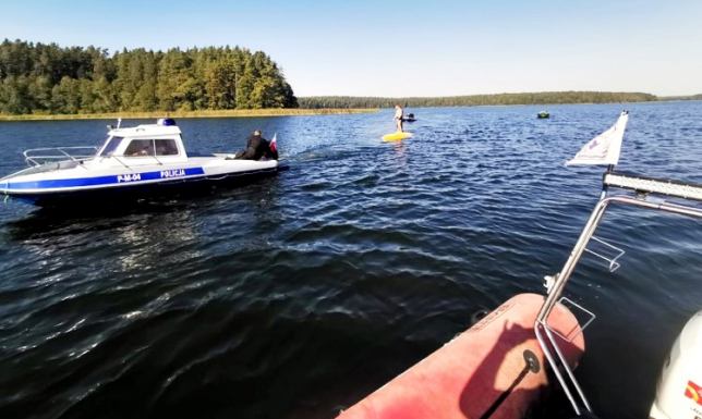 żaglówka wywróciła się i 48-latek wpadł do wody