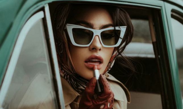 Zmysłowe usta wymagają nie tylko pomadki! Sprawdź, co jeszcze warto mieć w kosmetyczce!