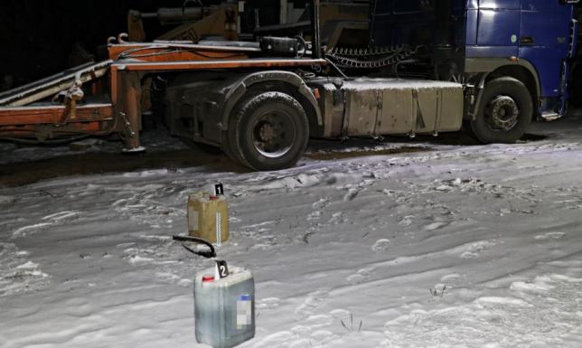 30-latka podejrzanego o włamania i kradzież paliwa z ciężarówek zatrzymali policjanci