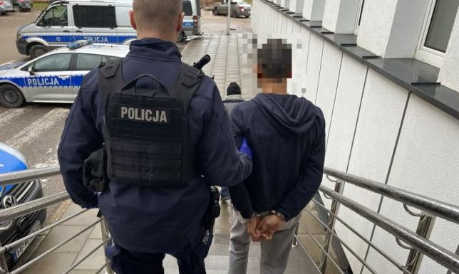 49-latek zatrzymany za kradzież samochodu Policjanci zatrzymali 49-latka i odzyskali skradziony pojazd
