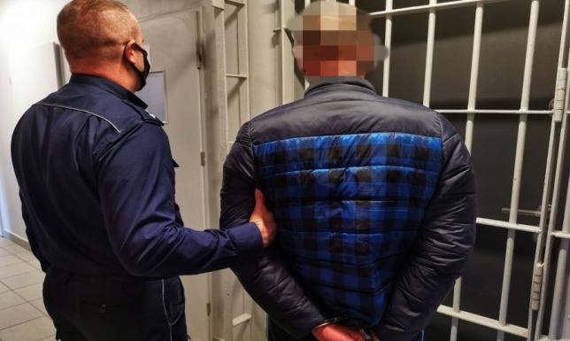 Łomżyńscy kryminalni zatrzymali dwóch podejrzanych o działanie metodą "na kolec"