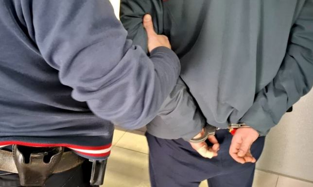 Mężczyzna w jednym ze sklepów w mieście ukradł czekolady i napoje