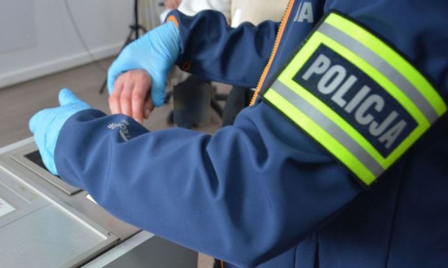 Suwalczanka zatrzymana za kradzież perfum Suwalscy policjanci zatrzymali 24-latkę podejrzaną o kradzieże sklepowe