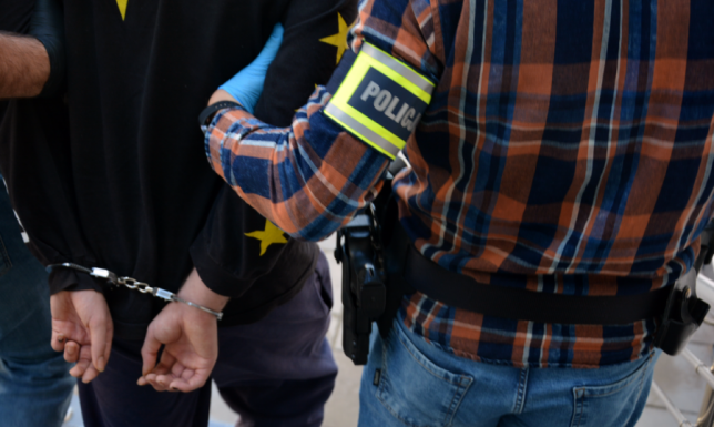 Policjanci zatrzymali 22-letniego sprawcę przemocy domowej