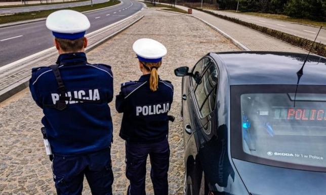 Policjanci przez megafony apelują o odpowiedzialne zachowanie