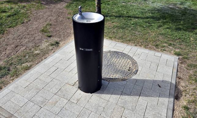 Nowe źródełko wody na placu Marii Konopnickiej  nowe źródełko wody pitnej na placu im. Marii Konopnickiej w Suwałkach
