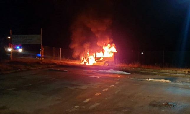 Pożar busa na Drodze Krajowej nr 8 w w miejscowości Żubryn