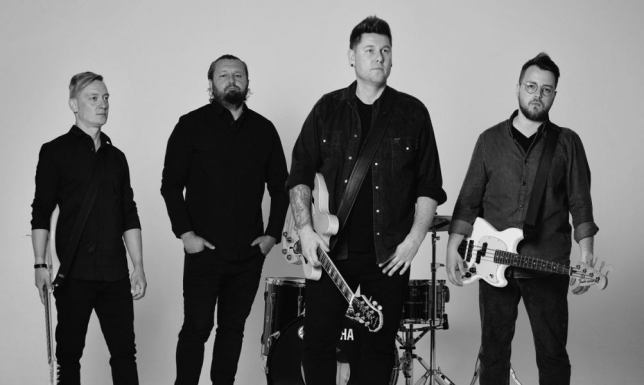 Piwnica u Dowgierdów” to pierwszy singiel promujący album „Lipcowi”