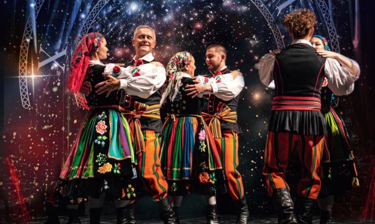 scena wypełni się barwnym, pełnym energii programem