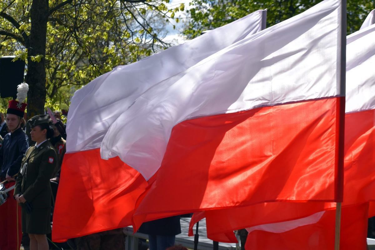 wystąpienia okolicznościowe i złożenie kwiatów pod Dębem Wolności