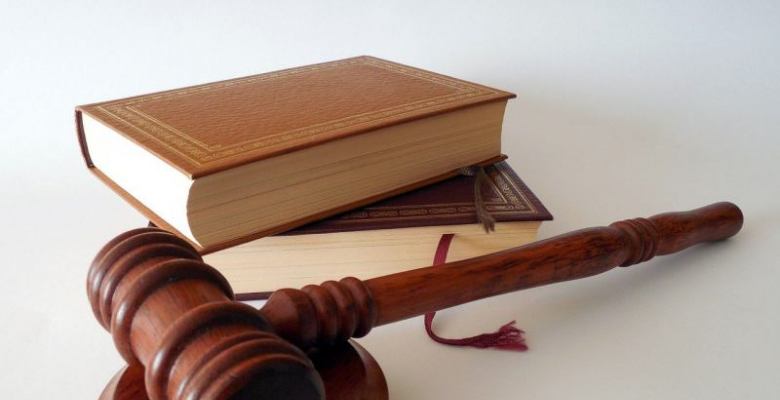 71-letni mieszkaniec Suwałk zaatakował byłą żonę zadając jej ciosy nożem w twarz