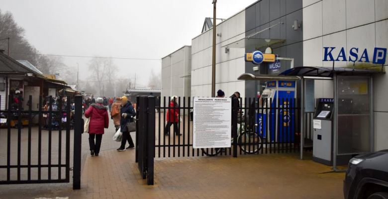 Puste stoiska, rozproszony handel i trudne warunki zimowe