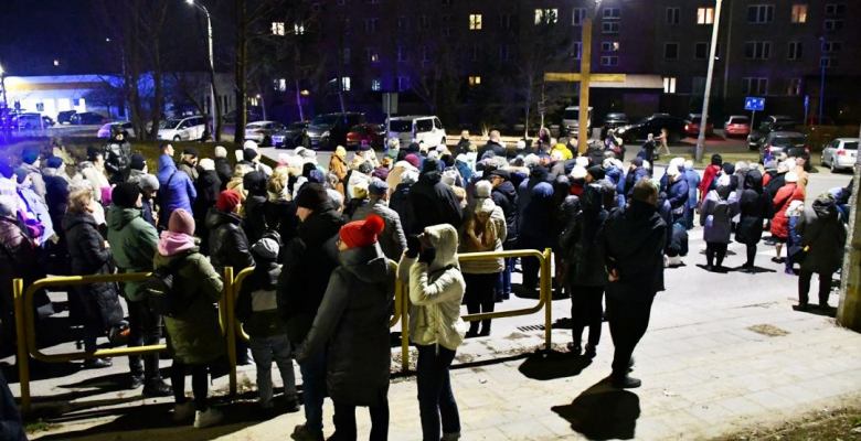 licznie zebrani mieszkańcy Suwałk uczestniczyli w Miejskiej Drodze Krzyżowej