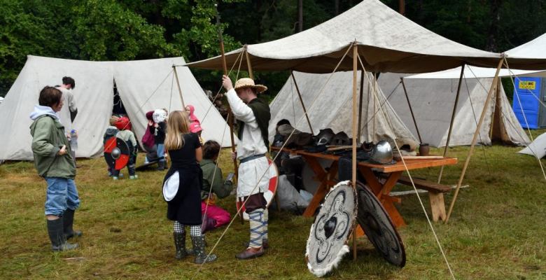 Pierwszy dzień upłynął pod znakiem pokazów archeologii eksperymentalnej