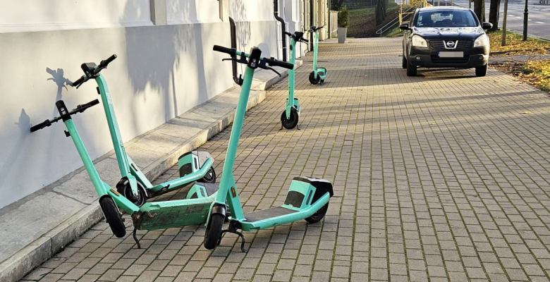 wprowadzenie fizycznych stref parkowania hulajnóg w mieście