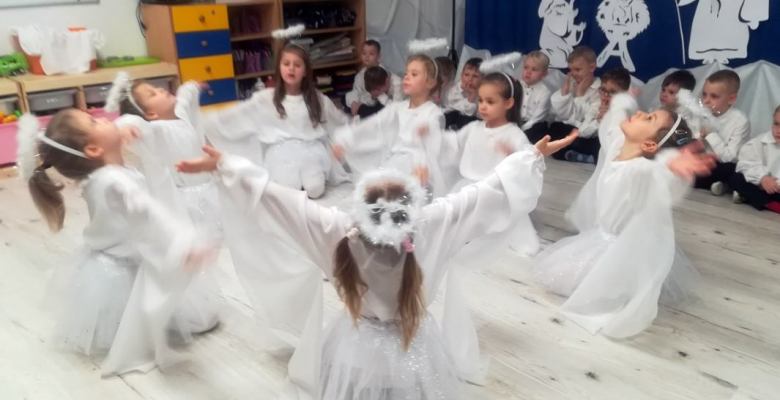 dzieci z Przedszkola nr 7 w Suwałkach przygotowały jasełkowe kolędowanie