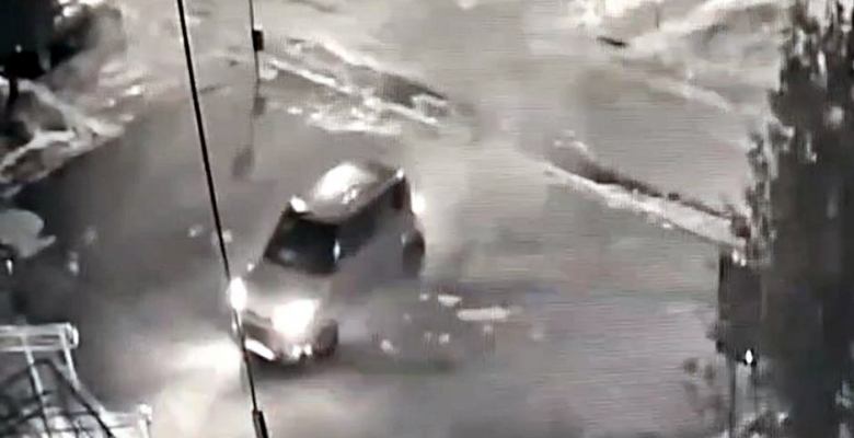 Kierowca samochodu osobowego Kia wjechał w zaparkowane auta