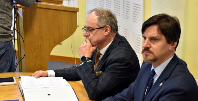 na żadne z pytań skierowanych przez 15 radnych odpowiedź dziś nie padła