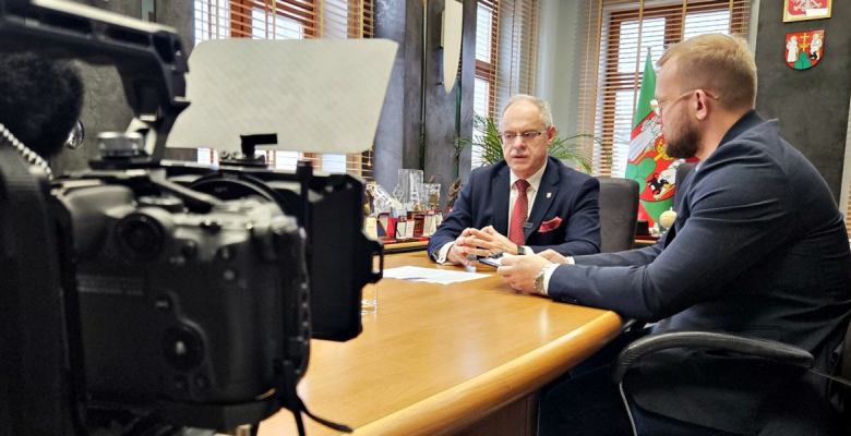 Suwałki TOP w rankingach, inwestycje drogowe i gospodarka odpadami Videopodcast z Ratusza. Rozmowa z prezydentem Czesławem Renkiewiczem