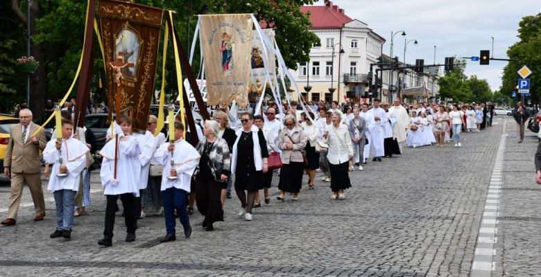 Tłumy wiernych uczestniczyły w czwartek (04.06) w procesjach