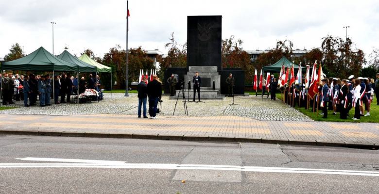 delegacje złożyły pod pomnikiem kwiaty