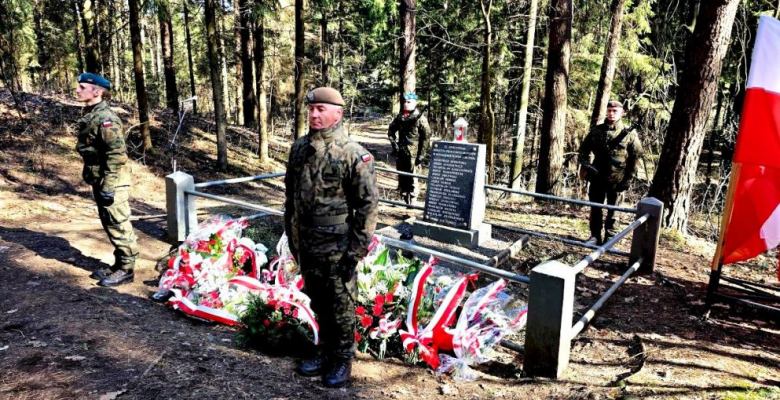 na grobach straconych członków ruchu oporu w Lesie Szwajcarskim