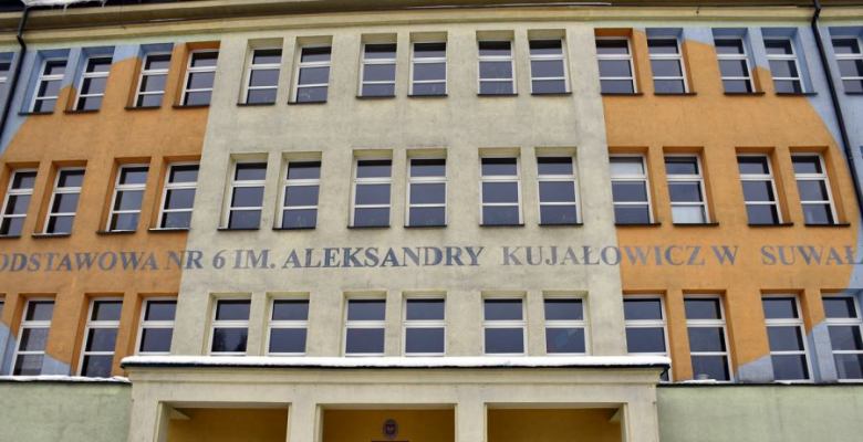 dostosowanie części podpiwniczonych Ratusza Miejskiego oraz trzech szkół