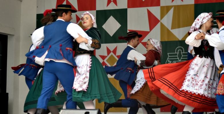 kramy z rękodziełem i produktami regionalnymi oraz występy zespołów ludowych