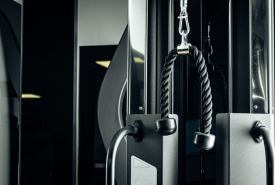 Wyciąg na siłownię – kluczowy sprzęt w treningu siłowym