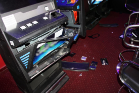 ZDEMOL0WAŁ AUTOMATY I ZABRAŁ GOTÓWKĘ