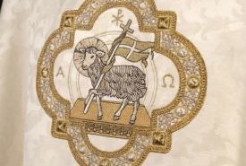 Alby i Komże dla Ministrantów: Jak Wybrać Rozmiar? Ornaty.pl Podpowiada Alby i Komże dla Ministrantów: Jak Wybrać Rozmiar? Ornaty.pl Podpowiada