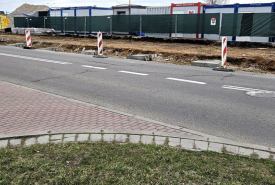 system odprowadzający nadmiar wody do przydrożnych trawników