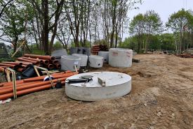 system odprowadzającego nadmiar wody do przydrożnych trawników