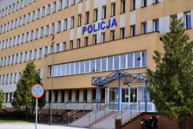 pluli na jej przedmioty, wyzywali, grozili śmiercią