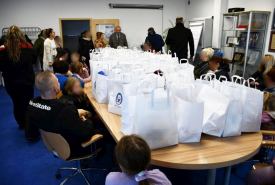 Rozdanie paczek przygotowanych przez Zespół Charity Shop