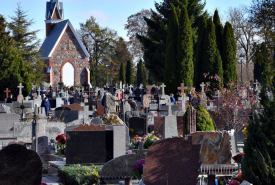 Tłumy mieszkańców i przyjezdnych osób odwiedzają suwalskie cmentarze