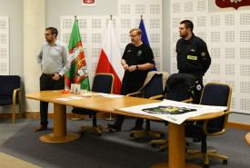 Strażacy udzielili mieszkańcom instruktażu, jak zamontować urządzenie