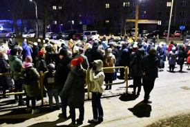 licznie zebrani mieszkańcy Suwałk uczestniczyli w Miejskiej Drodze Krzyżowej