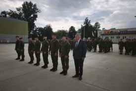 To trzecia odznaka przyznana osobie cywilnej w historii jej nadawania