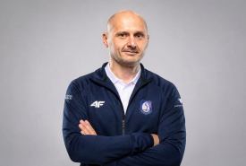 doświadczony, 40-letni szkoleniowiec poprowadził biało-niebieskich