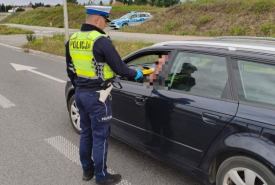  policjanci z suwalskiej drogówki sprawdzali stan trzeźwości kierowców