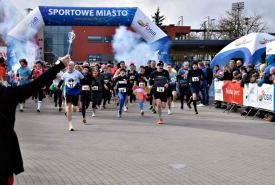 Kobiety w barwnych strojach i na wysokich szpilkach